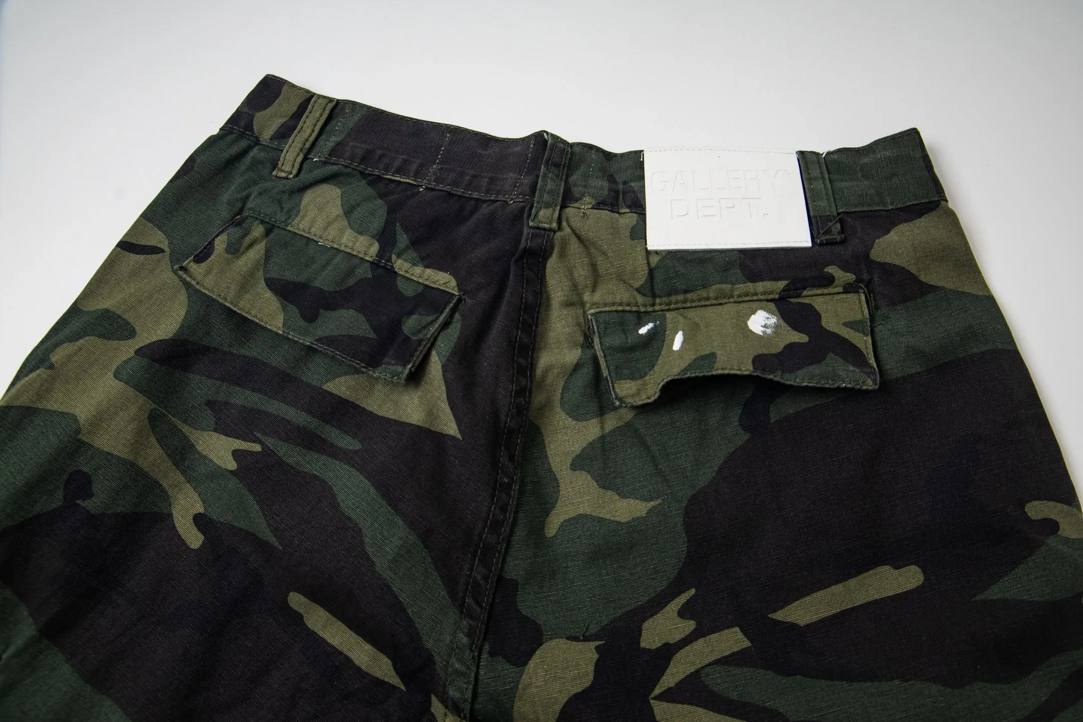 P250 Chrome Hearts Gallery 2025 new camouflage stitching multi-pocket couple bootcut jeans are a hot trend this season and are sought after by countless celebrities and fashionistas. The neat details of the cutting process add color to the playful fashion! The neat and meticulous design, and the well-fitting structure is unique. The upper body not only has outstanding recognition, but also looks younger and younger. A style with the ultimate wearing meaning and performance, gorgeous color matching, and the craftsmanship of this style is also extremely extraordinary. After the finished product is washed, it is disassembled and hand-made with sheepskin cross leather and then spliced ​​together to complete. The whole piece has too many craftsmanship to describe. It is decorated with patchwork cross flowers and high-waisted washed jeans! ! Absolutely high-end luxury product, a god-level single product, a super popular product, made by top heavy industry, a magic weapon that cannot be missed to hit the streets. Style number: 1846 Size: 28 30 32 34 36 Color: camouflage